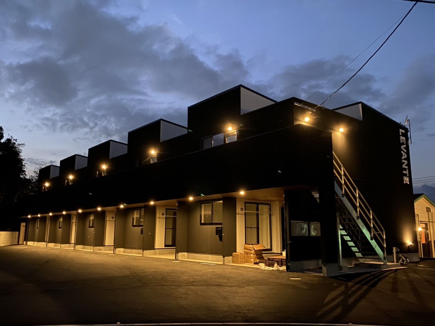 LEVANTE(鹿屋市 笠之原町)の夕方の外観。正面から見たところ