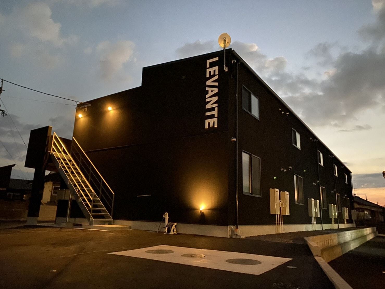 LEVANTE(鹿屋市 笠之原町)の外観。側面の「LEVANTE」の看板